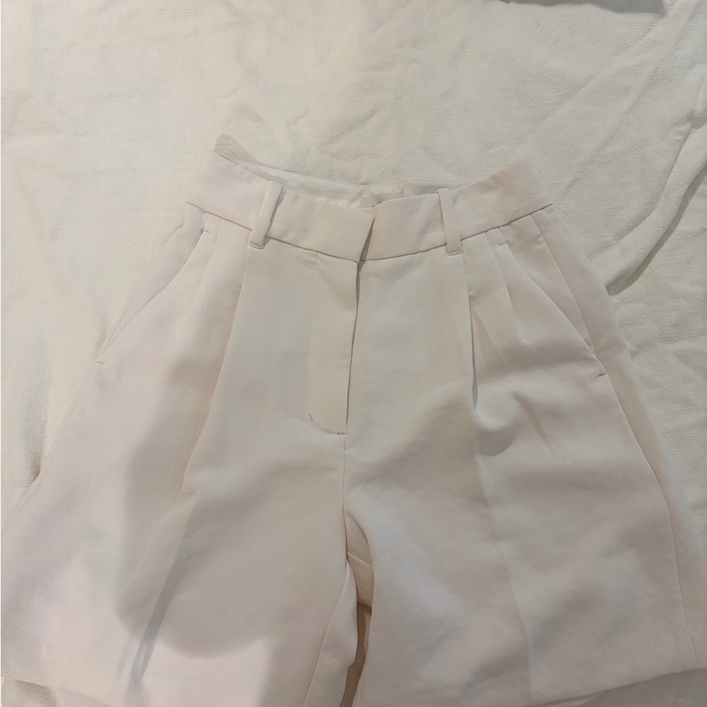 Aritzia white women’s tailored shorts